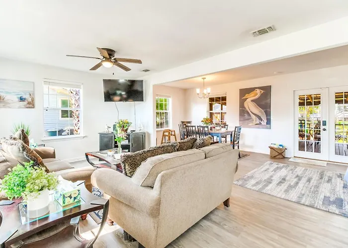 Walk To Beach, Yard, Games And Pet Friendly Holiday home