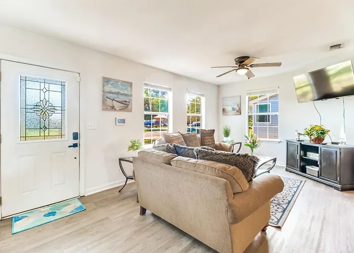 Walk To Beach, Yard, Games And Pet Friendly *