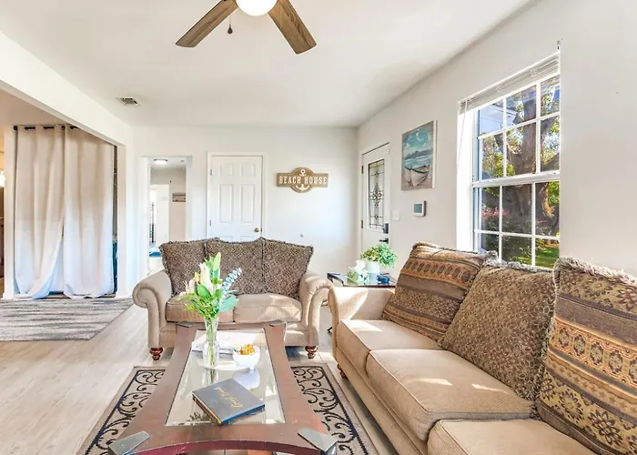 Holiday home Walk To Beach, Yard, Games And Pet Friendly *