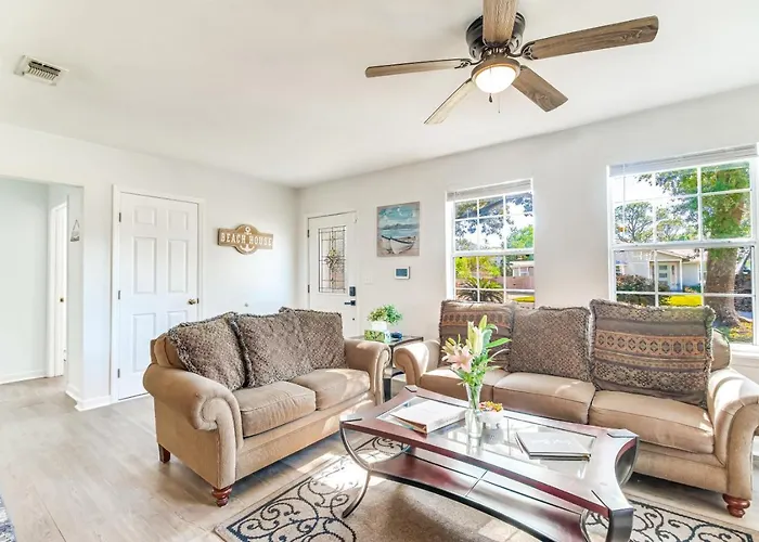 Holiday home Walk To Beach, Yard, Games And Pet Friendly *