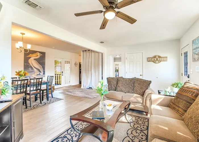 Holiday home Walk To Beach, Yard, Games And Pet Friendly *