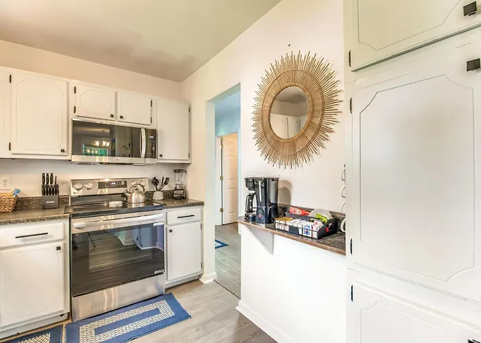 Holiday home Walk To Beach, Yard, Games And Pet Friendly Pensacola