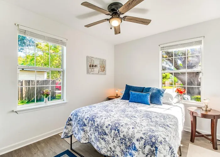 Holiday home Walk To Beach, Yard, Games And Pet Friendly Pensacola