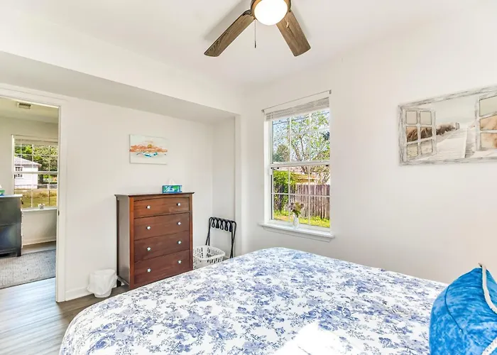 Walk To Beach, Yard, Games And Pet Friendly Holiday home Pensacola