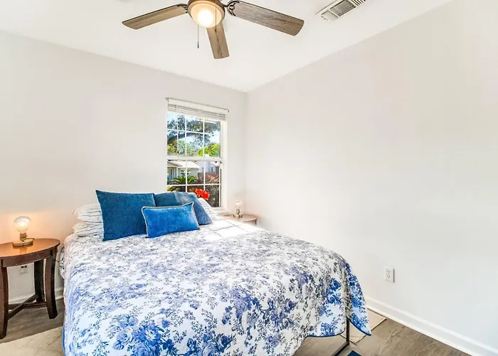 Walk To Beach, Yard, Games And Pet Friendly Holiday home