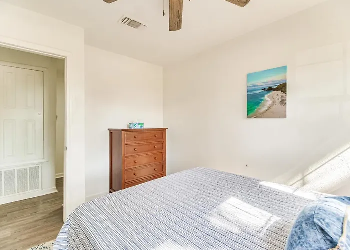 Holiday home Walk To Beach, Yard, Games And Pet Friendly Pensacola