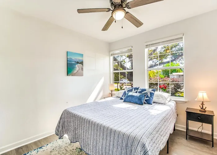 Walk To Beach, Yard, Games And Pet Friendly Holiday home