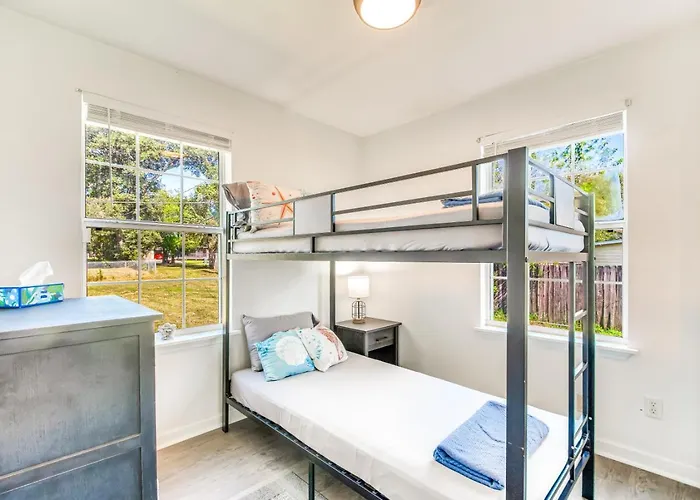 Walk To Beach, Yard, Games And Pet Friendly Pensacola