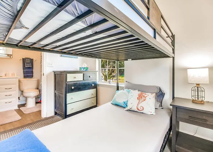 Walk To Beach, Yard, Games And Pet Friendly *