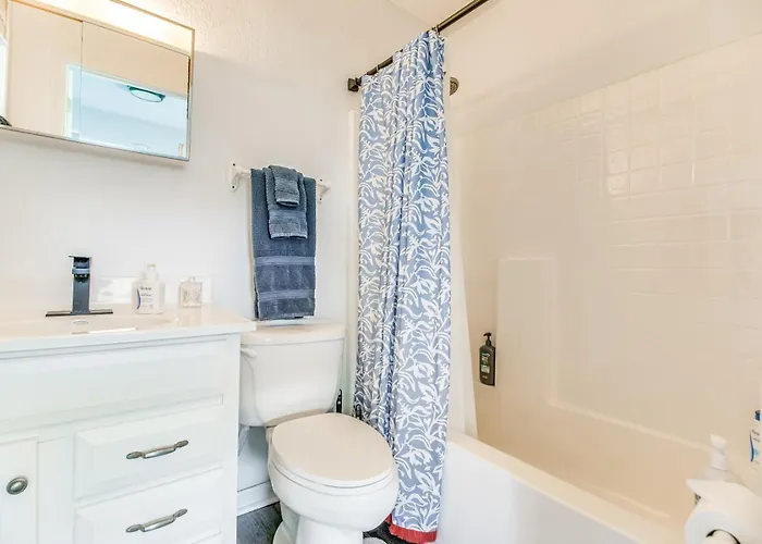 Walk To Beach, Yard, Games And Pet Friendly Holiday home *