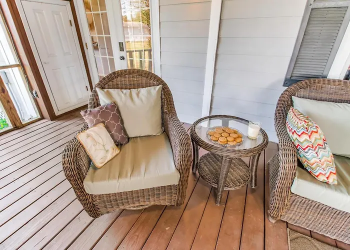Walk To Beach, Yard, Games And Pet Friendly Pensacola
