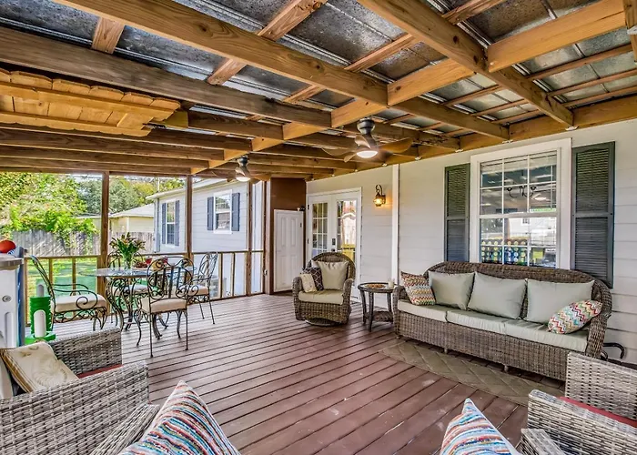 Walk To Beach, Yard, Games And Pet Friendly Holiday home