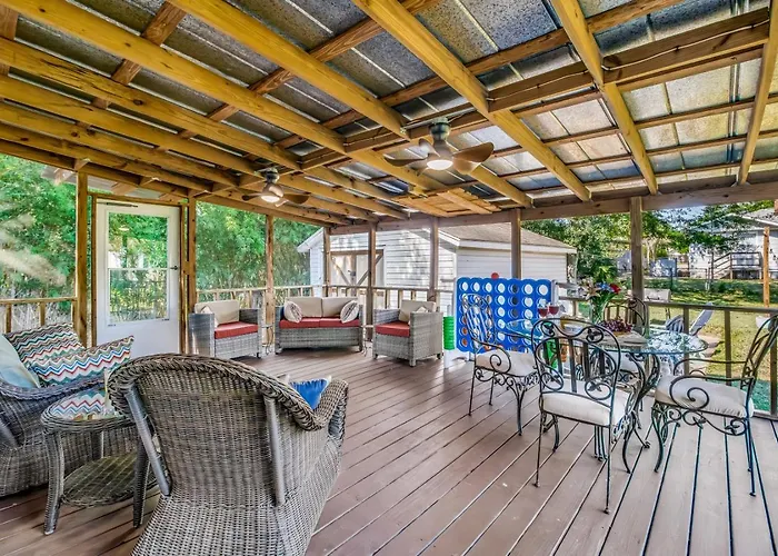 Walk To Beach, Yard, Games And Pet Friendly Holiday home