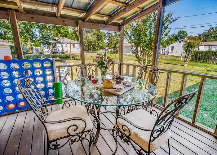 Walk To Beach, Yard, Games And Pet Friendly Pensacola