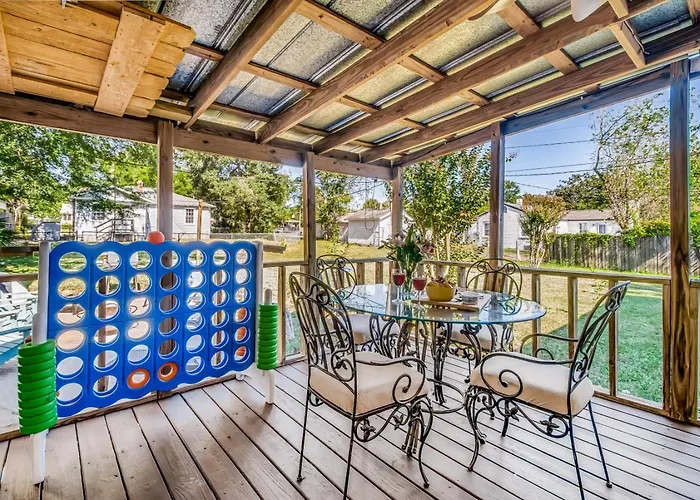 Walk To Beach, Yard, Games And Pet Friendly *