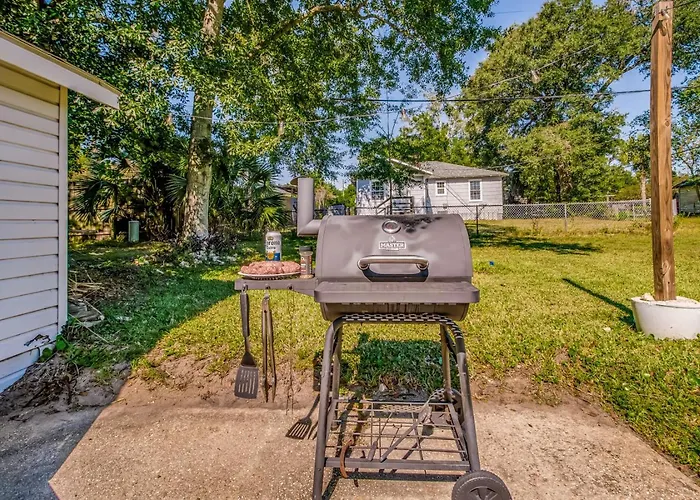 Walk To Beach, Yard, Games And Pet Friendly Holiday home Pensacola