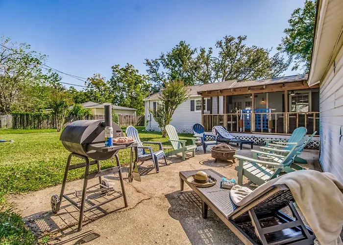 Walk To Beach, Yard, Games And Pet Friendly Holiday home *