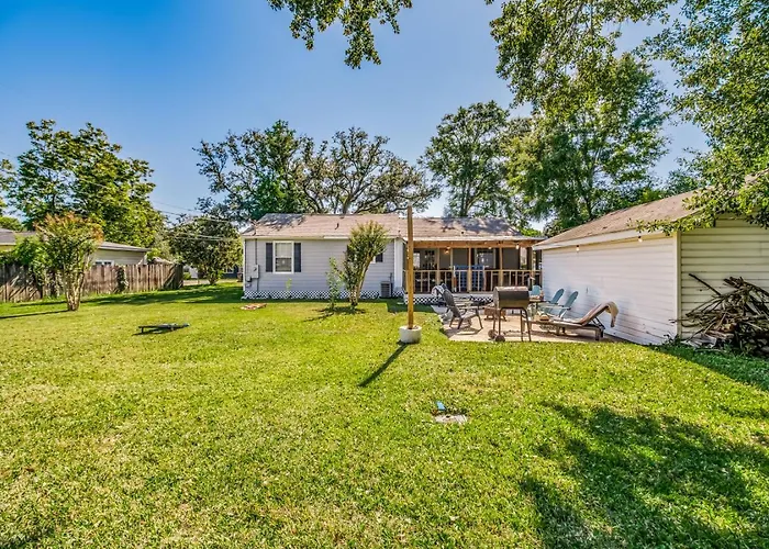 Walk To Beach, Yard, Games And Pet Friendly Holiday home
