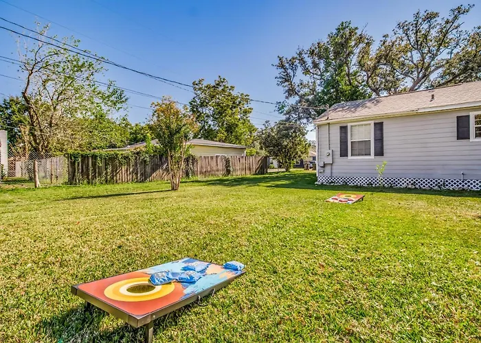 Holiday home Walk To Beach, Yard, Games And Pet Friendly