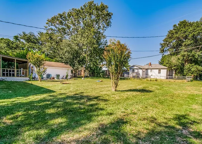 Walk To Beach, Yard, Games And Pet Friendly Holiday home