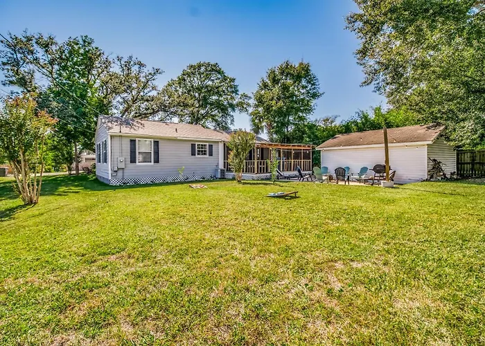 Walk To Beach, Yard, Games And Pet Friendly Holiday home Pensacola