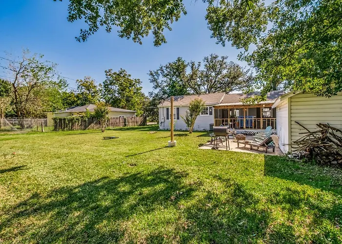Walk To Beach, Yard, Games And Pet Friendly
