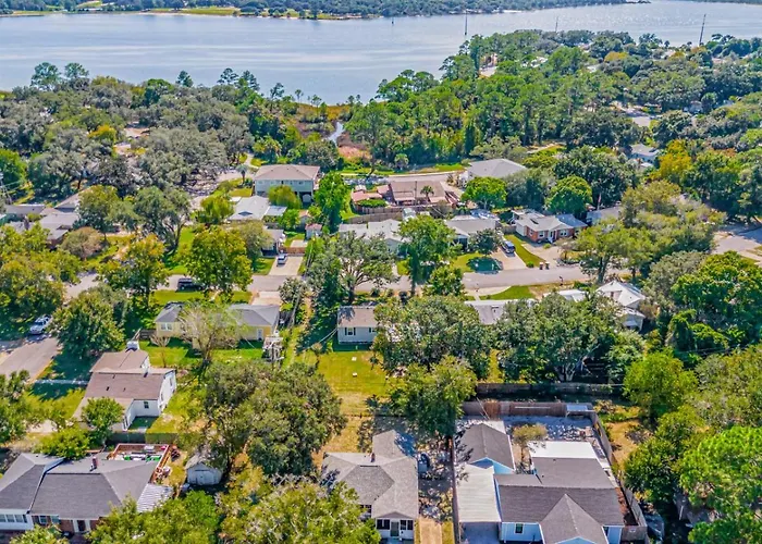Walk To Beach, Yard, Games And Pet Friendly Holiday home Pensacola