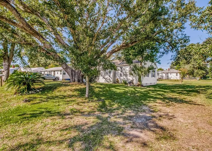 Walk To Beach, Yard, Games And Pet Friendly