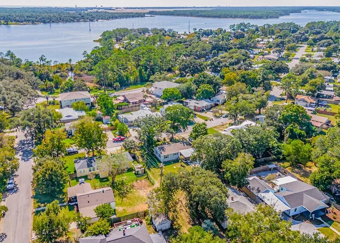 Walk To Beach, Yard, Games And Pet Friendly Holiday home Pensacola