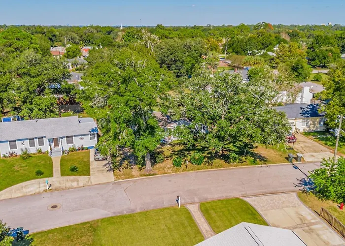 Walk To Beach, Yard, Games And Pet Friendly *