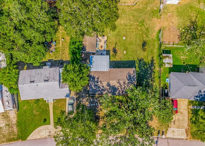 Walk To Beach, Yard, Games And Pet Friendly