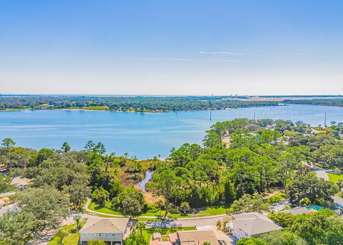 Walk To Beach, Yard, Games And Pet Friendly