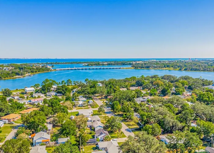 Walk To Beach, Yard, Games And Pet Friendly Pensacola