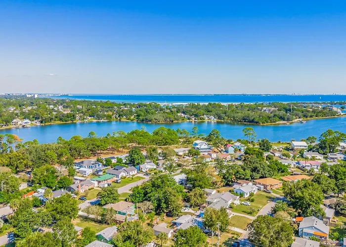 Walk To Beach, Yard, Games And Pet Friendly Holiday home *
