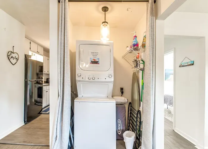 Holiday home Walk To Beach, Yard, Games And Pet Friendly Pensacola